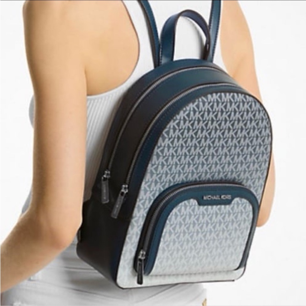 MICHAEL KORS Jaycee Medium Ombré Signature Logo Zip Pocket Backpack
Navy
NWT - Picture 1 of 15